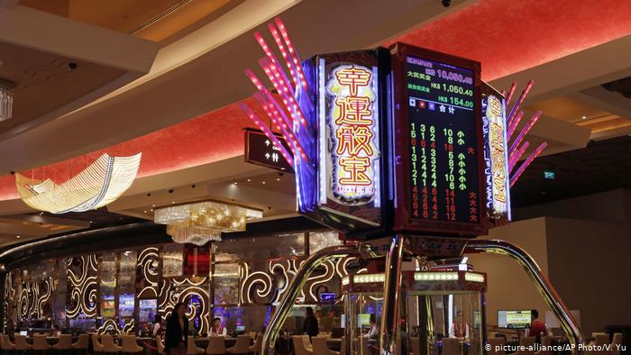 Bolaku's Casino Wonderland: Spin, Bet, and Win!